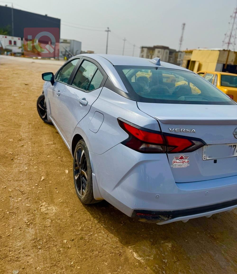 نيسان فيرسا